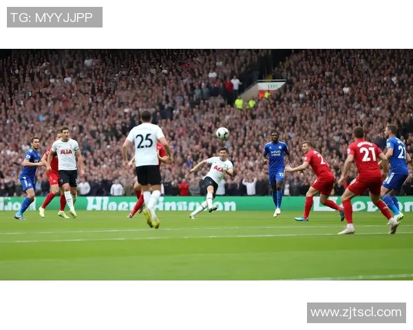 足球明星魅力四射的高清壁纸分享让你随时感受绿茵场的激情与风采